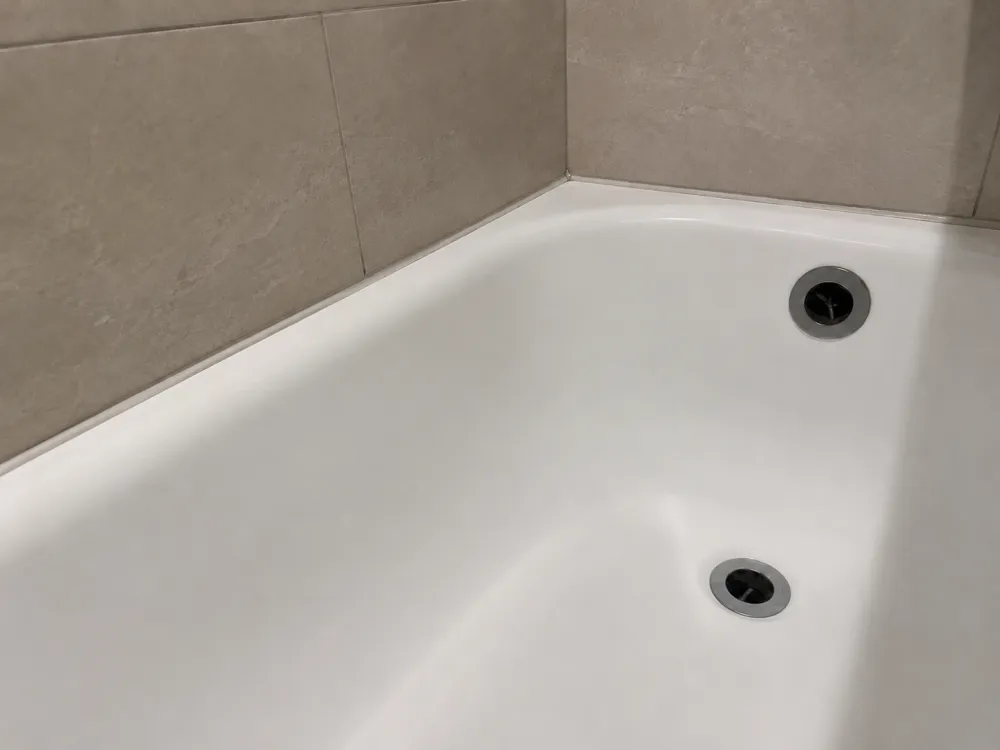 Badewanne nach der Reparatur mit glatter Oberfläche
