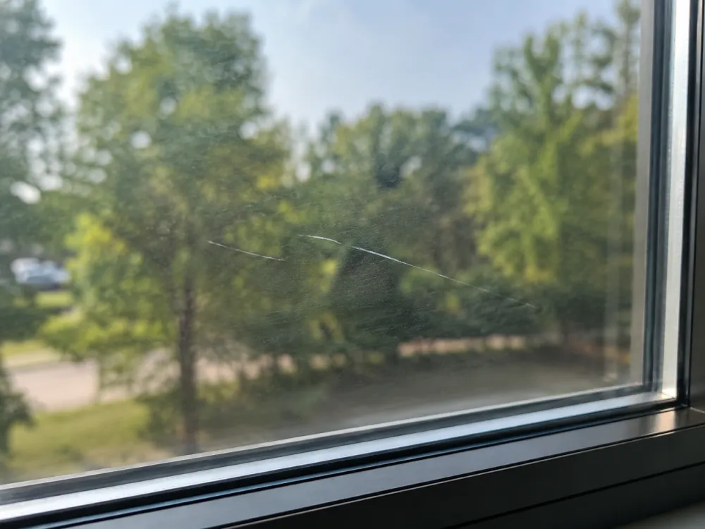 Glasscheibe mit Kratzern vor der Politur