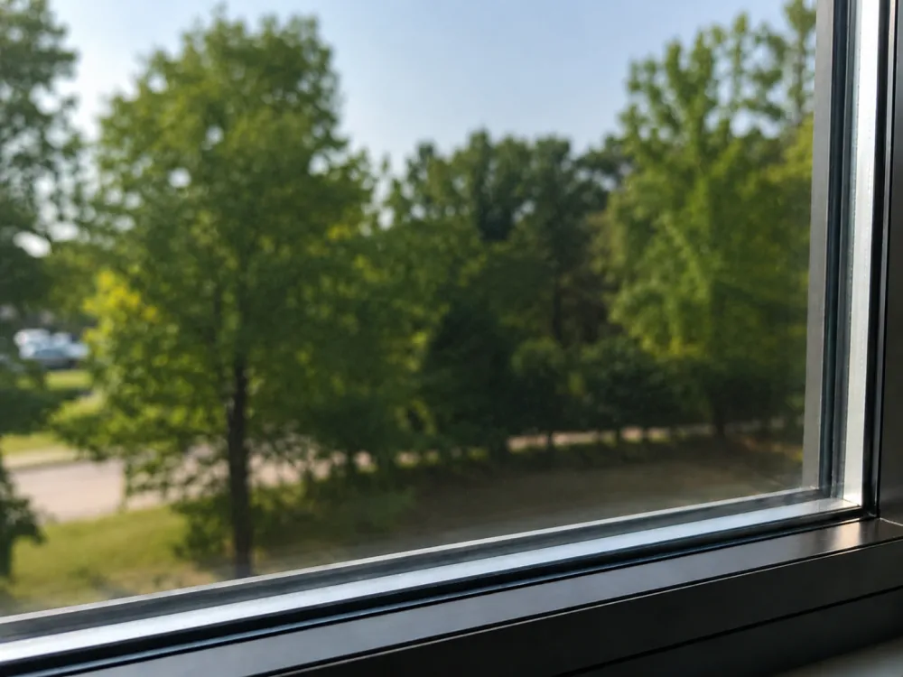 Dieselbe Glasscheibe nach dem Auspolieren, wieder klar
