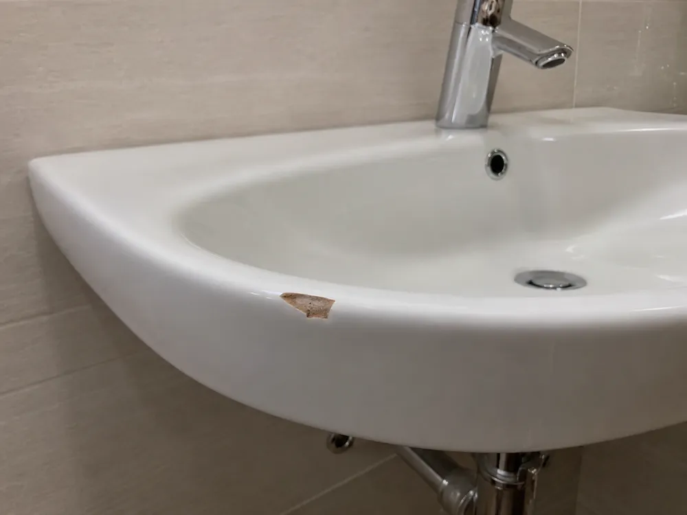 Lavabo mit Abplatzung vor der Reparatur