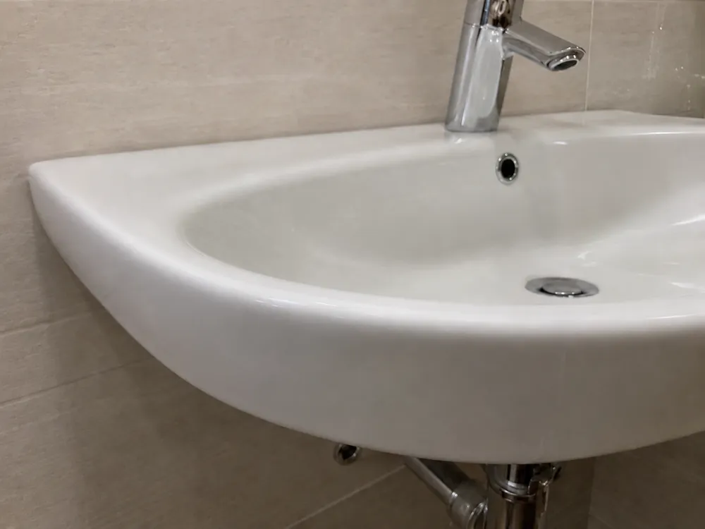 Dasselbe Lavabo nach der Reparatur mit glatter Oberfläche