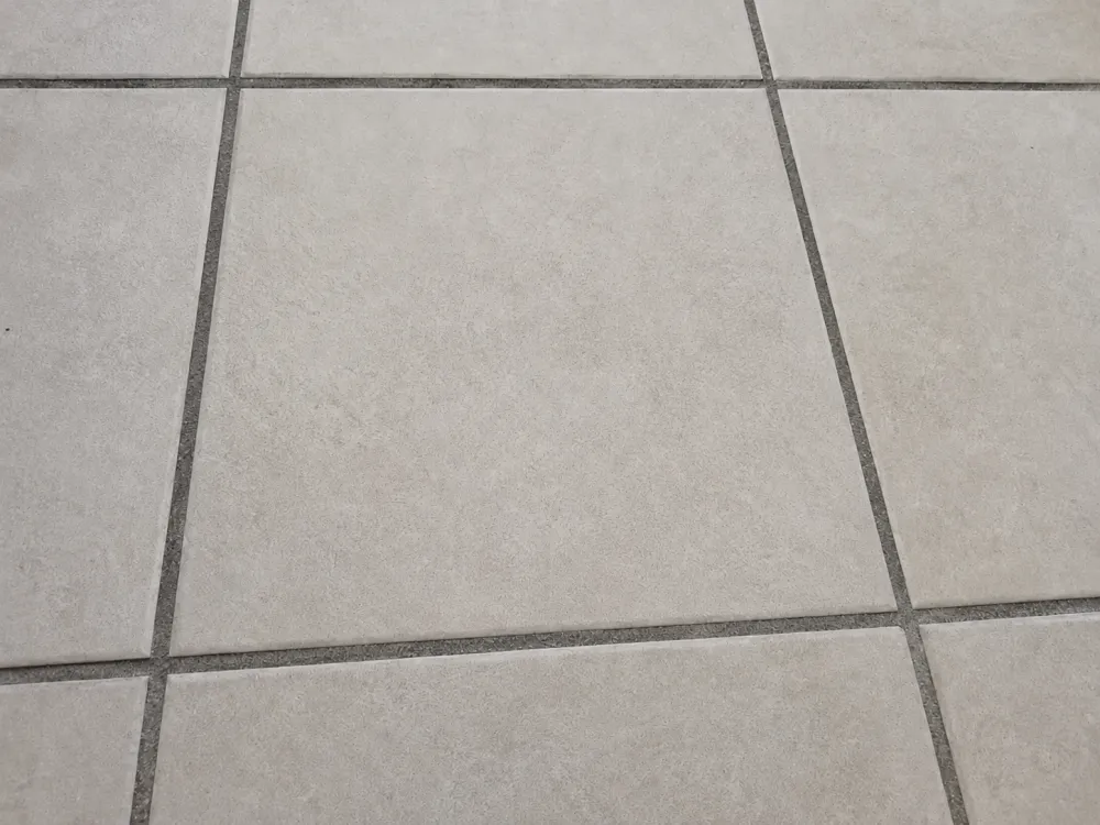 Dasselbe Plättli nach der Reparatur, Riss unauffällig retuschiert