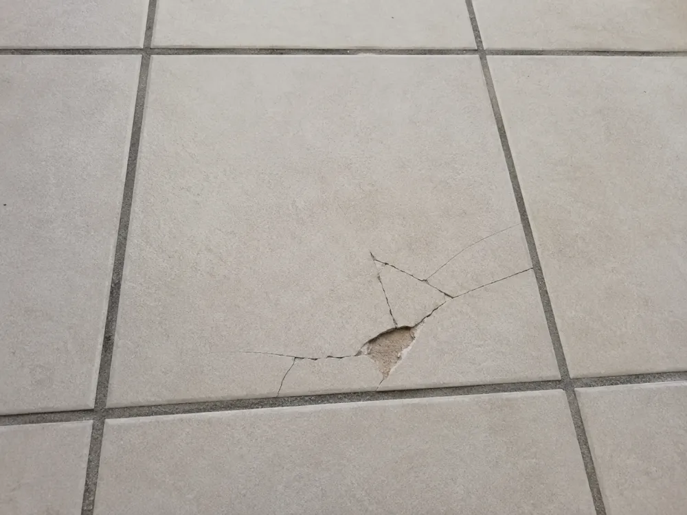 Plättli mit Riss vor der Reparatur