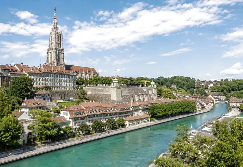 Berner Altstadt mit dem Münster und der Aare – ReparFix vermittelt Oberflächenreparaturen an Partnerbetriebe in Bern, die vor Ort reparieren.