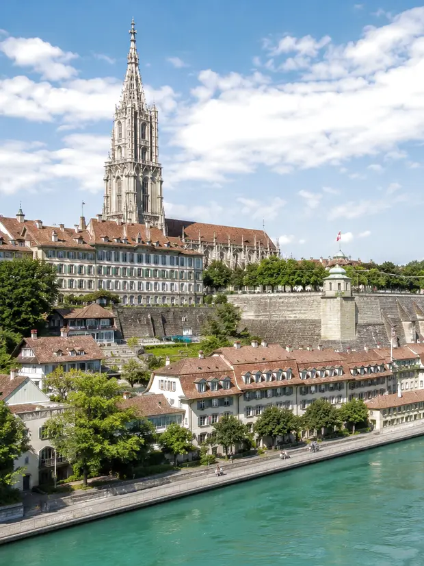 Berner Altstadt mit dem Münster und der Aare – ReparFix vermittelt Lavabo-Reparaturen an Partnerbetriebe in Bern, die vor Ort reparieren.