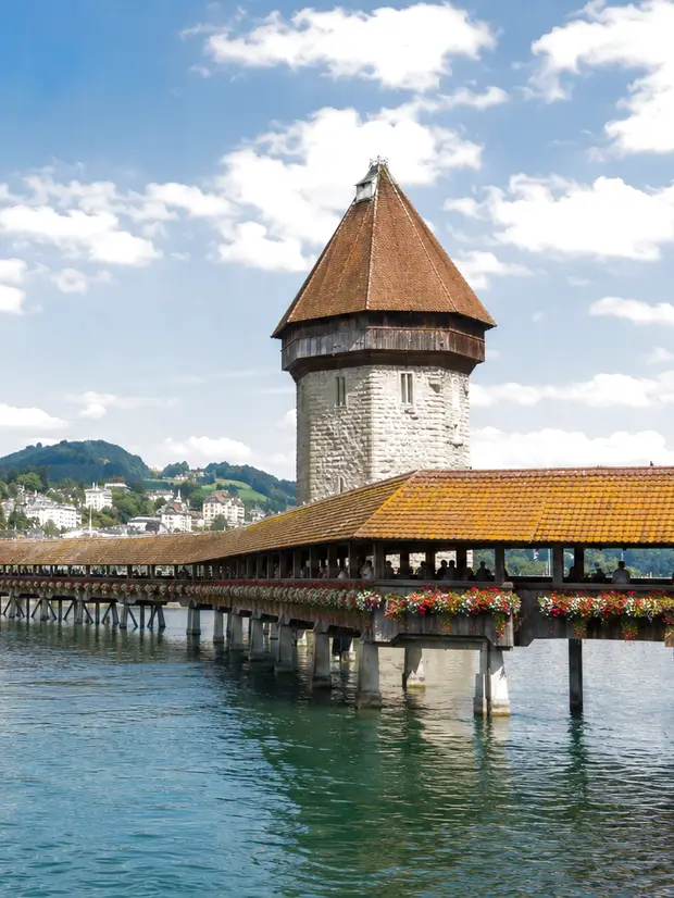 Kapellbrücke mit Wasserturm in der Altstadt von Luzern an der Reuss – ReparFix vermittelt Lavabo-Reparaturen an Partnerbetriebe in Luzern, die vor Ort reparieren.