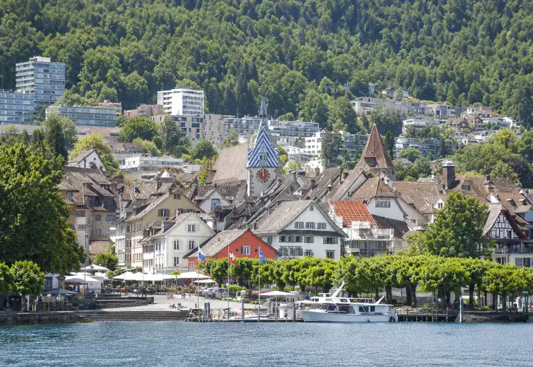 Altstadt von Zug mit dem Zytturm am Zugersee – ReparFix vermittelt Oberflächenreparaturen an Partnerbetriebe in Zug, die vor Ort reparieren.