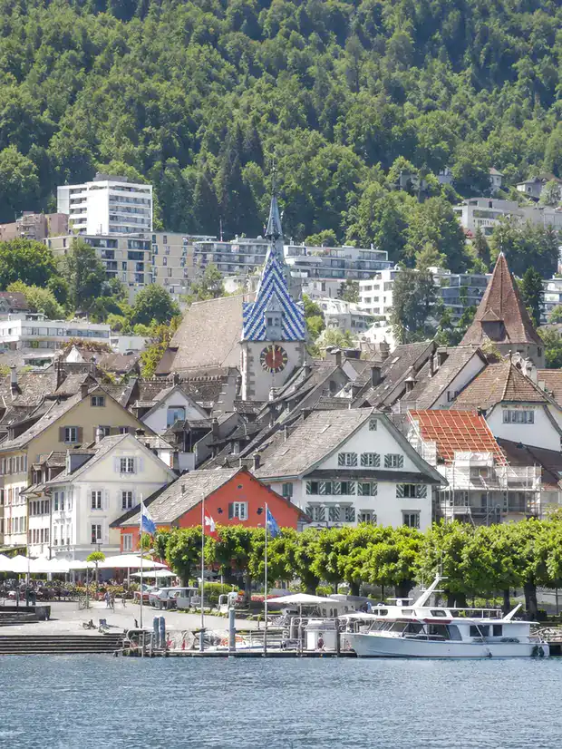 Altstadt von Zug mit dem Zytturm am Zugersee – ReparFix vermittelt Lavabo-Reparaturen an Partnerbetriebe in Zug, die vor Ort reparieren.