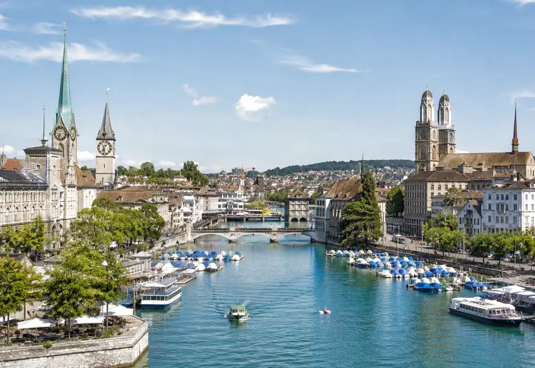 Altstadt von Zürich an der Limmat mit Fraumünster und Grossmünster – ReparFix vermittelt Oberflächenreparaturen an Partnerbetriebe in Zürich, die vor Ort reparieren.