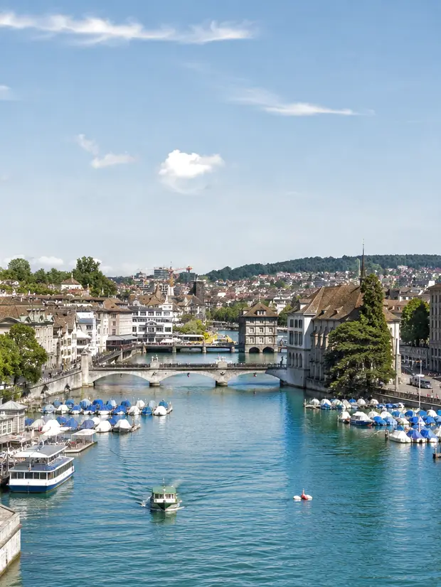Altstadt von Zürich an der Limmat mit Fraumünster und Grossmünster – ReparFix vermittelt Lavabo-Reparaturen an Partnerbetriebe in Zürich, die vor Ort reparieren.